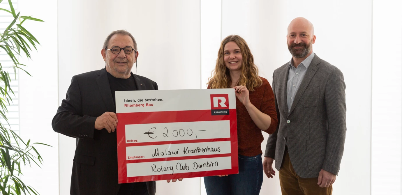 Rhomberg Bau unterstützt das St. Theresa Health Centre in Malawi heuer mit einer Geldspende und Sanierungsleistungen. Mag. Hanno Platzgummer von der Unterstützerinitiative nahm den Scheck von Eva Hölzl, Lehrlingsbeauftragte bei Rhomberg Bau, sowie Geschäftsführer Rupert Grienberger entgegen. Rhomberg Bau unterstützt das St. Theresa Health Centre in Malawi heuer mit einer Geldspende und Sanierungsleistungen. Mag. Hanno Platzgummer von der Unterstützerinitiative nahm den Scheck von Eva Hölzl, Lehrlingsbeauftragte bei Rhomberg Bau, sowie Geschäftsführer Rupert Grienberger entgegen.